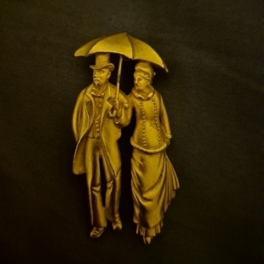 Rare VTG Signed MULTILANA AIC Gold Tone Couple Under Umbrella Pin Brooch